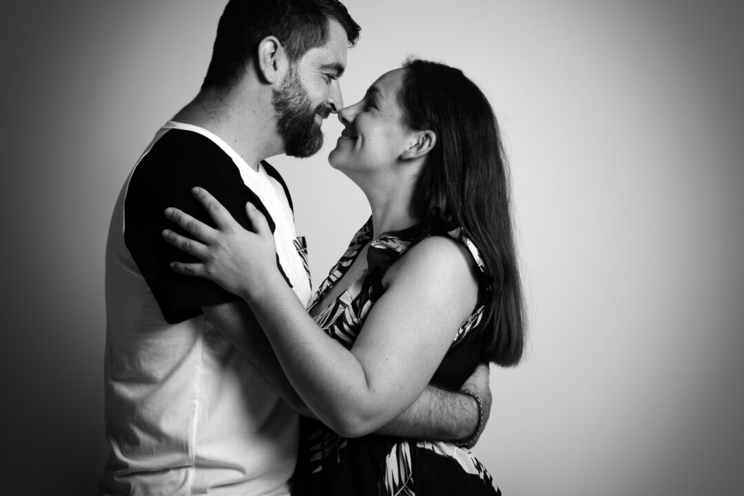 Portrait d’un couple souriant et détendu en studio à Bressuire