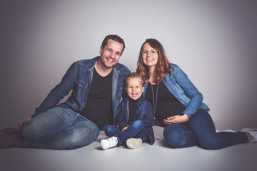 Portrait de famille souriante en studio sur fond neutre à Bressuire