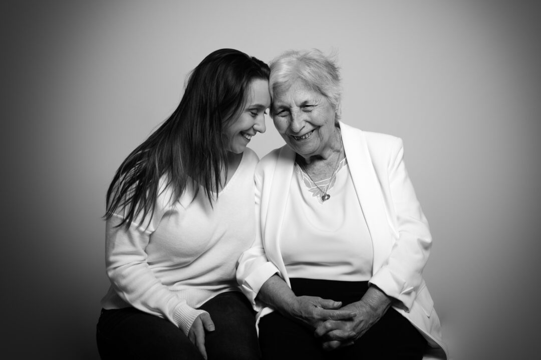 Portrait d’une jeune femme avec sa grand-mère en studio à Bressuire
