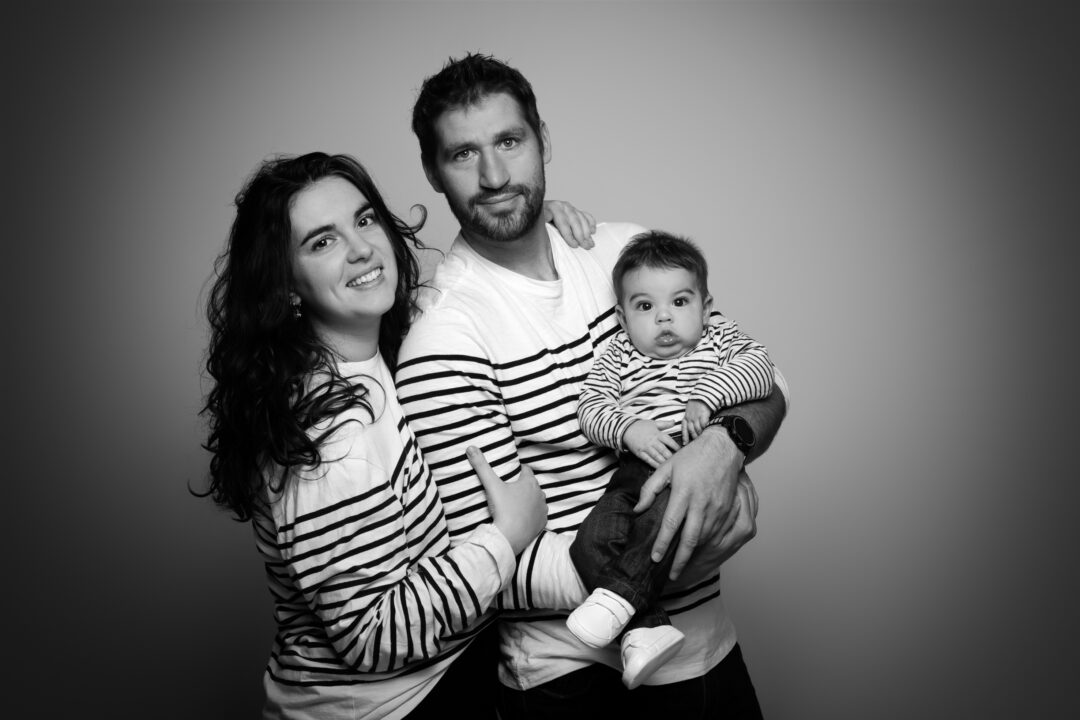 Famille debout en studio avec tenues assorties – séance photo à Bressuire