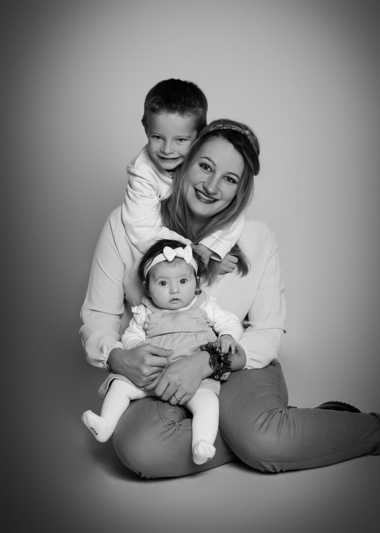 Portrait d’une mère avec ses deux enfants en studio à Bressuire