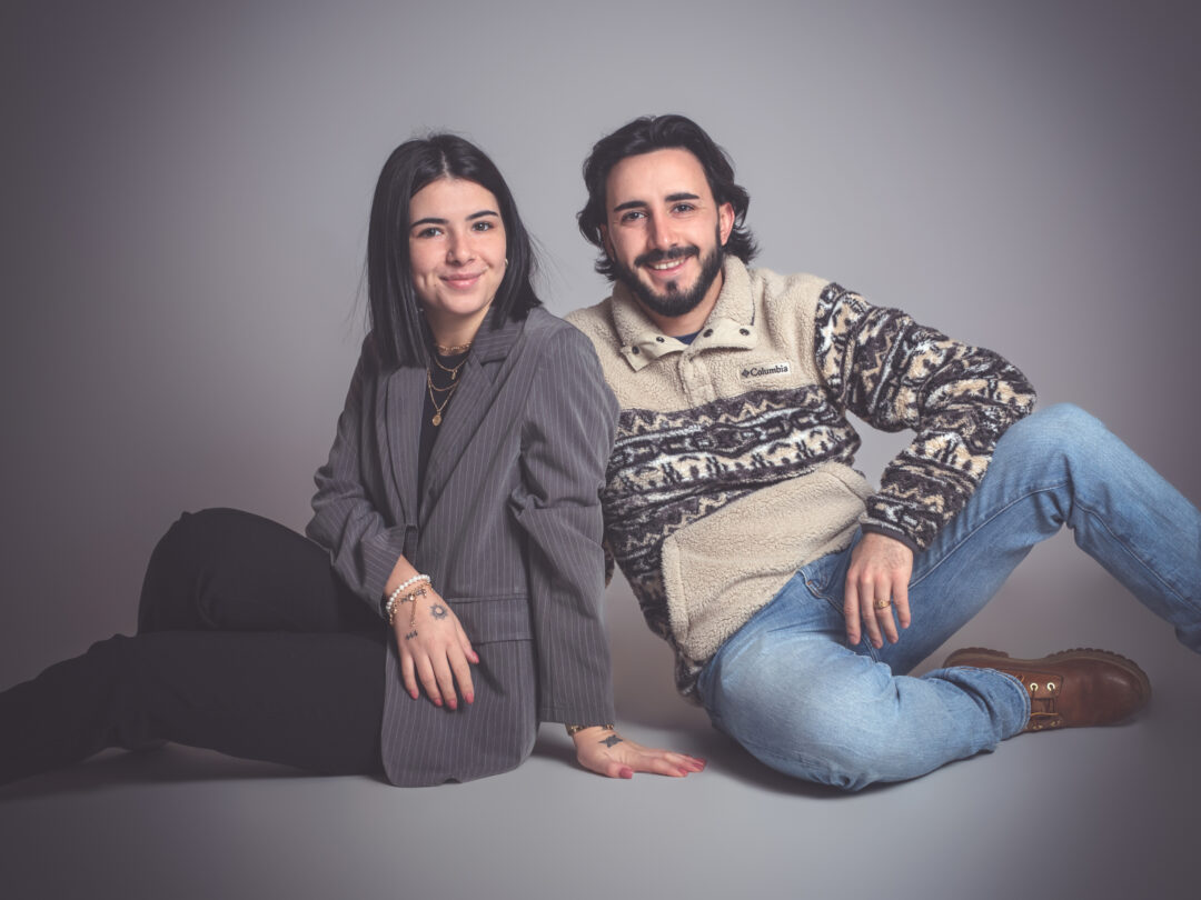 Portrait d’un frère et d’une sœur en studio à Bressuire