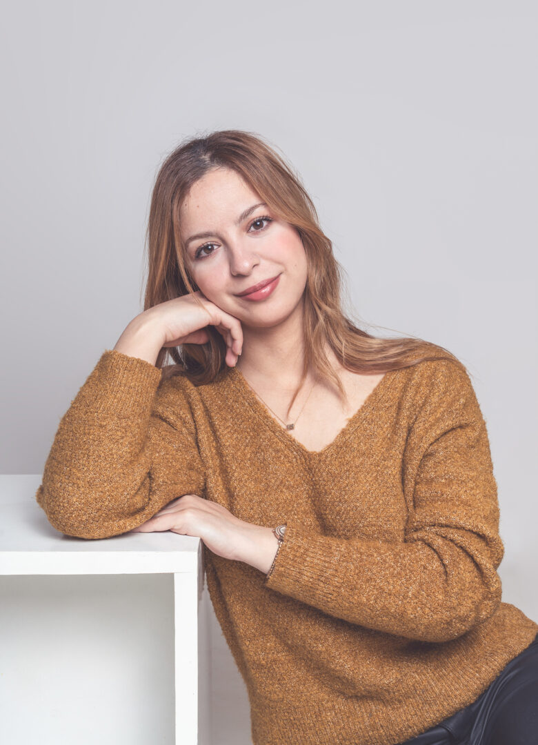 Portrait artistique d’une femme avec pose créative en studio à Bressuire