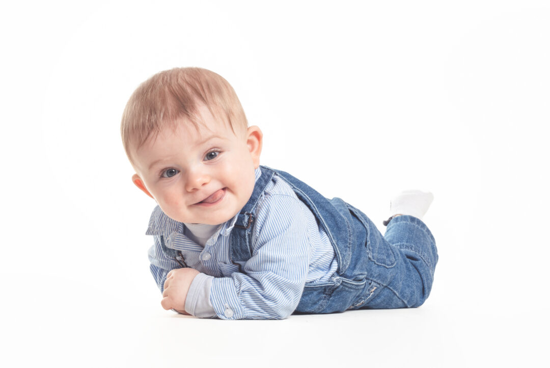 Portrait d’un enfant souriant en studio à Bressuire