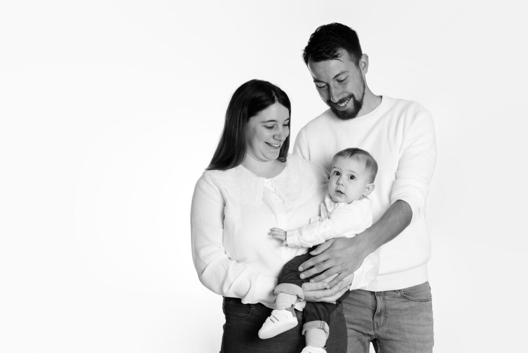 Portrait en studio de parents et de leur enfant – séance famille Bressuire