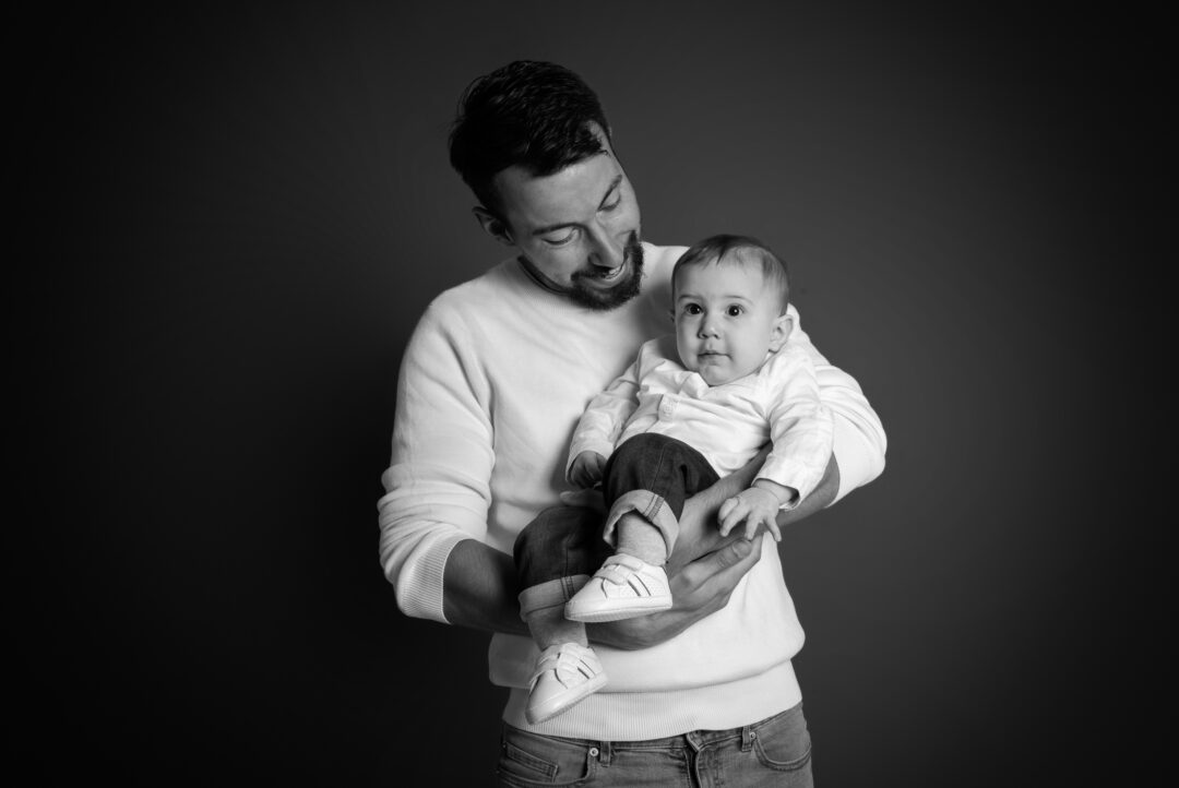 Portrait d’un père avec son enfant en studio à Bressuire